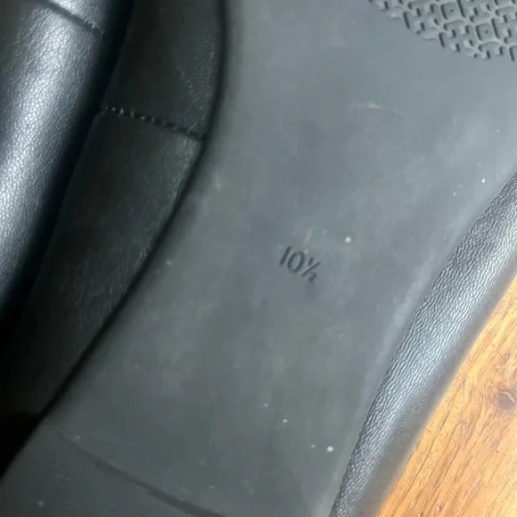 Tory Burch Black Leather Flats with Gold Emblem size 10.5 - Picture 7 of 7